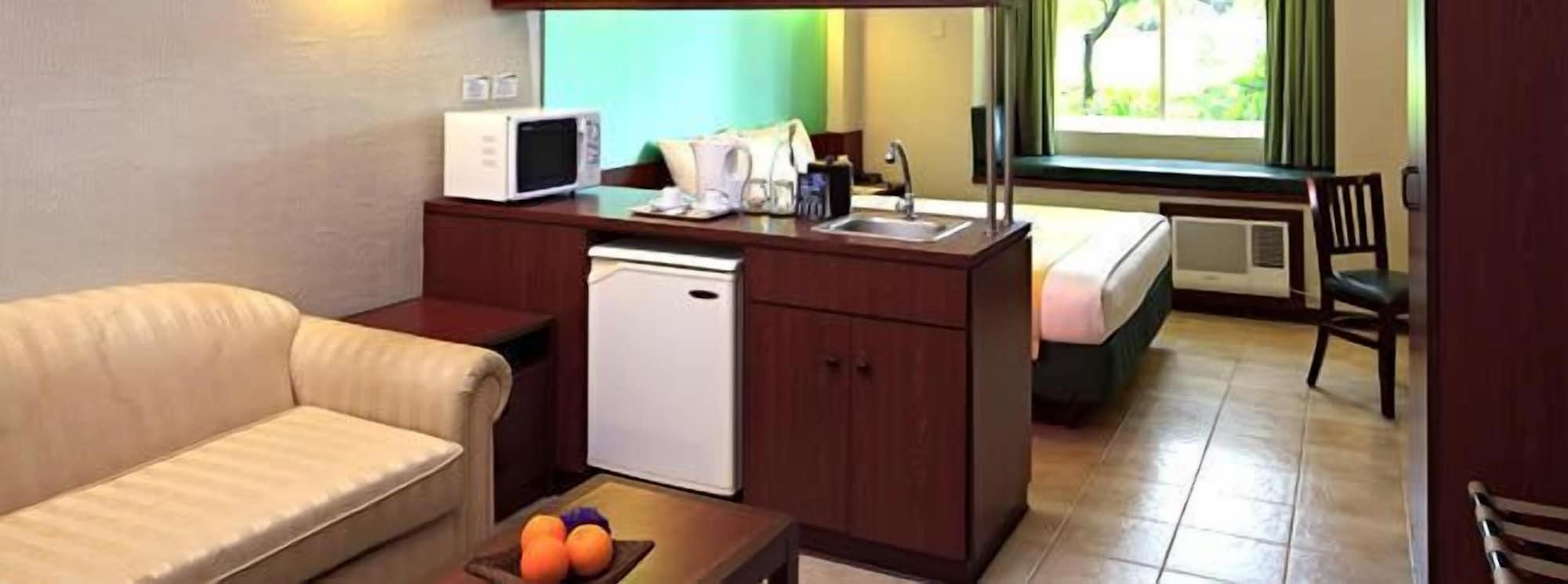 Microtel By Wyndham Tarlac מראה חיצוני תמונה