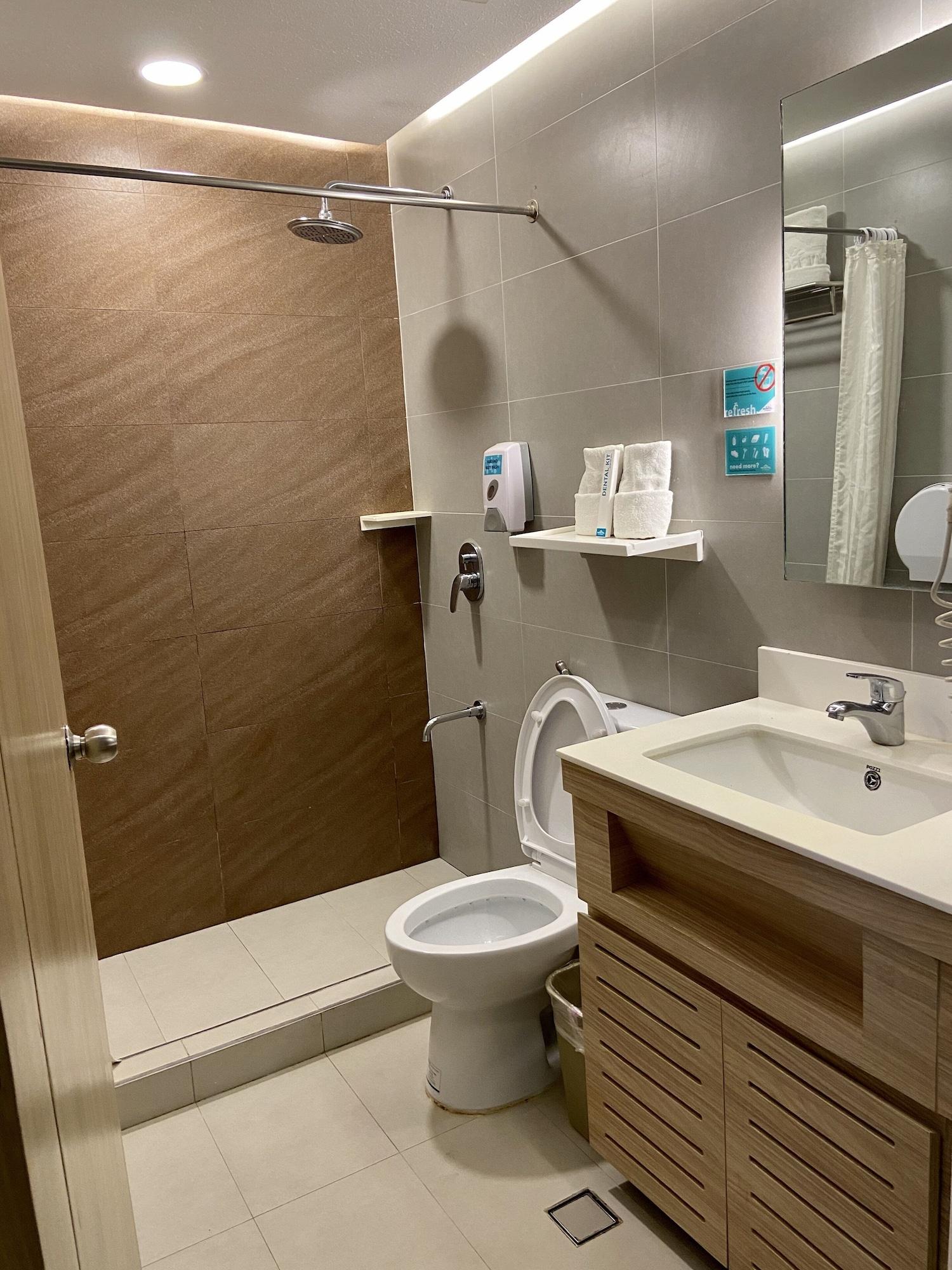 Microtel By Wyndham Tarlac מראה חיצוני תמונה