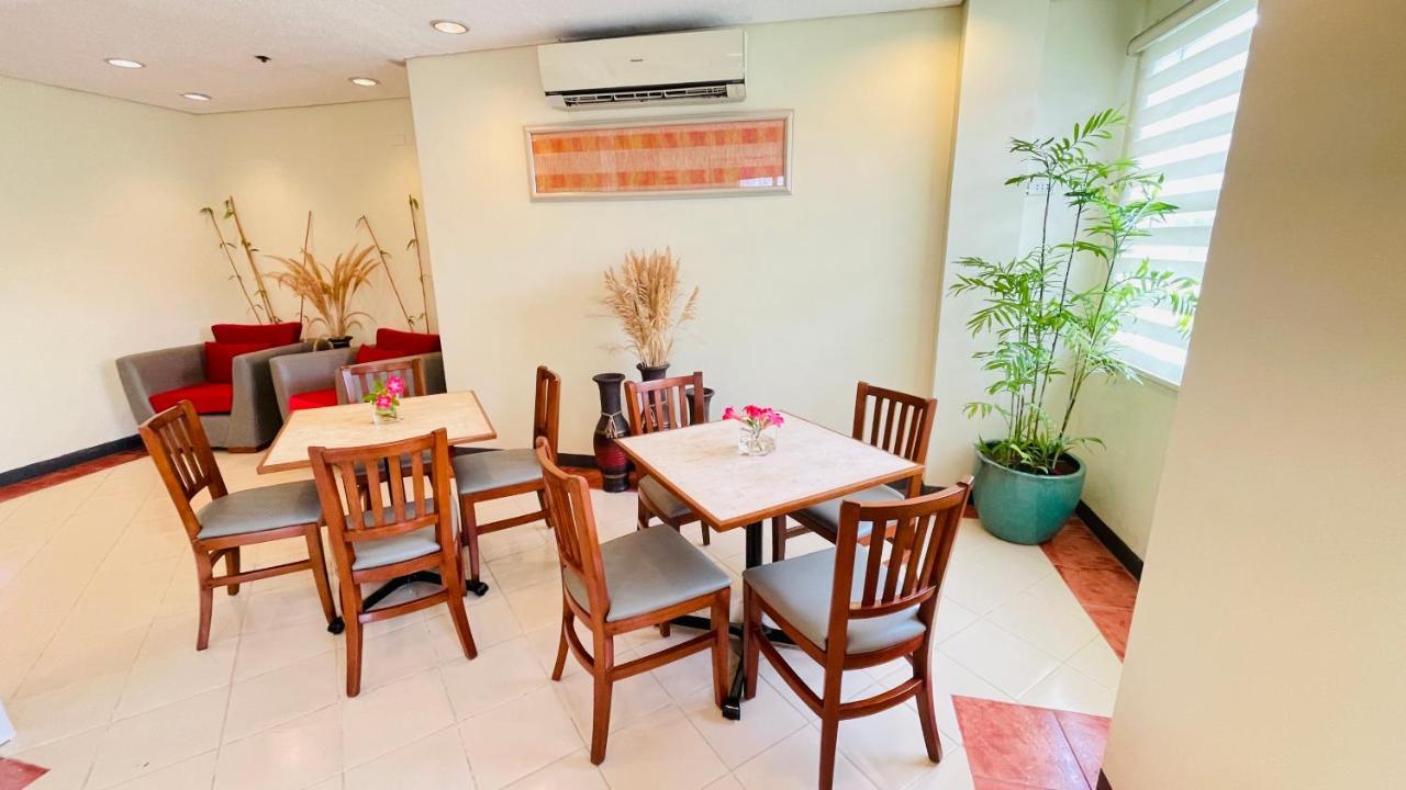 Microtel By Wyndham Tarlac מראה חיצוני תמונה