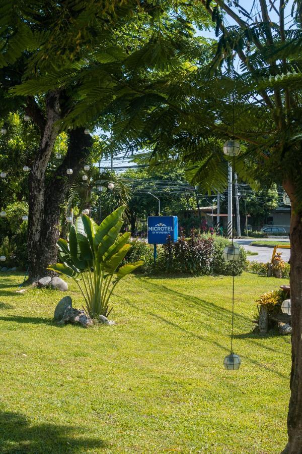 Microtel By Wyndham Tarlac מראה חיצוני תמונה