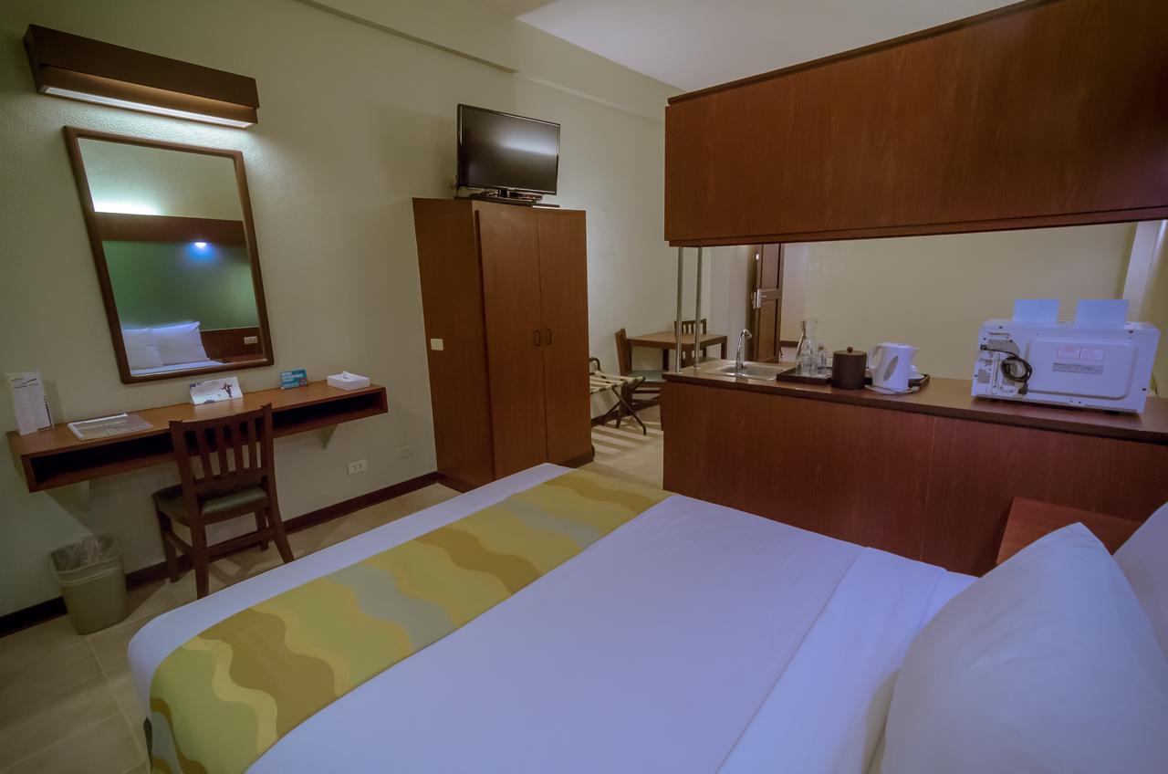 Microtel By Wyndham Tarlac מראה חיצוני תמונה