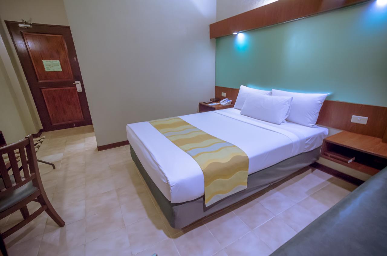 Microtel By Wyndham Tarlac מראה חיצוני תמונה
