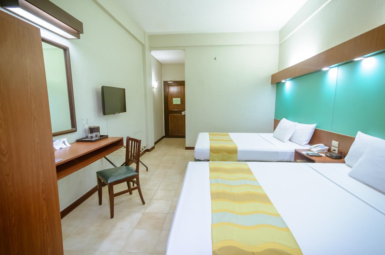 Microtel By Wyndham Tarlac מראה חיצוני תמונה